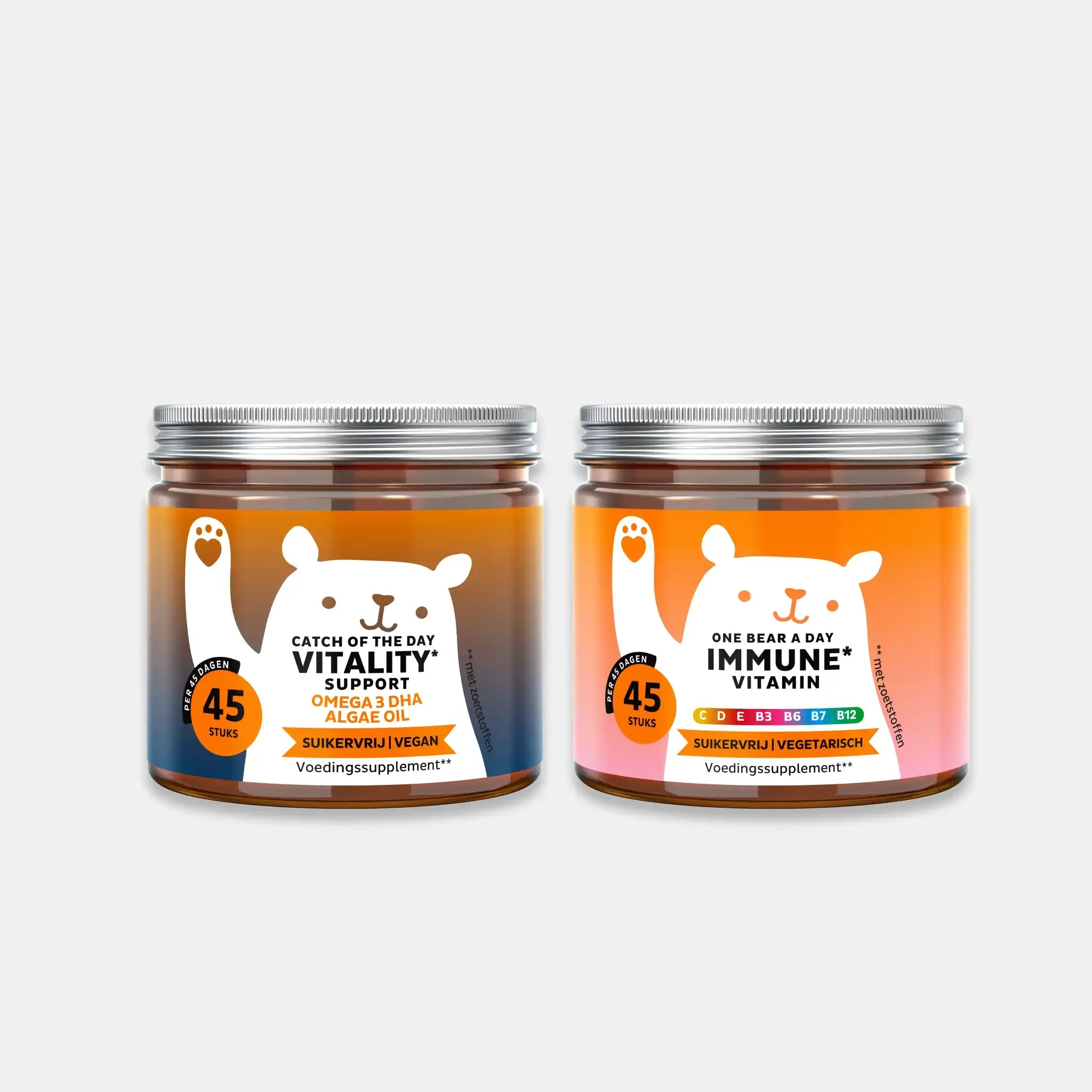 Afbeelding van de Beary Vital Duo bundle met twee potjes van 45 stuks: Catch Of The Day Vitality* omega-3 DHA algenolie gummies en One Bear a Day Immune* multivitaminegummies van Bears with Benefits, bedoeld als aanvulling op de dagelijkse voeding met vitamine C en DHA.