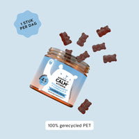 Bears with Benefits Keepin’ it Calm gummies: potje met ‘Ashwagandha + L-theanine complex’, suikervrij en vegan (45 stuks/45 dagen), schuin in beeld met rode beervormige gummies eromheen; badges ‘1 stuk per dag’ en ‘100% gerecycled PET’.