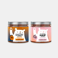 Afbeelding van de twee potten met elk 45 stuks van de Catch Of The Day Vitality* Support Omega 3 DHA Algae Oil en Ah-Mazing Hair* Vitamin Biotin van Bears with Benefits in gummibeertjesvorm (suikervrij, vegan), ontwikkeld als aanvulling op de dagelijkse beauty-routine met DHA uit microalgenolie (omega-3), vitamine C en biotine, zink en geselecteerde vitamines voor haar, huid & nagels*.